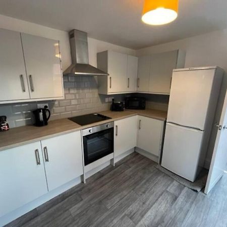 Amazing 8 Person 4 Bedroom And 2 Bathroom Mega House! 킹스턴어폰헐 외부 사진